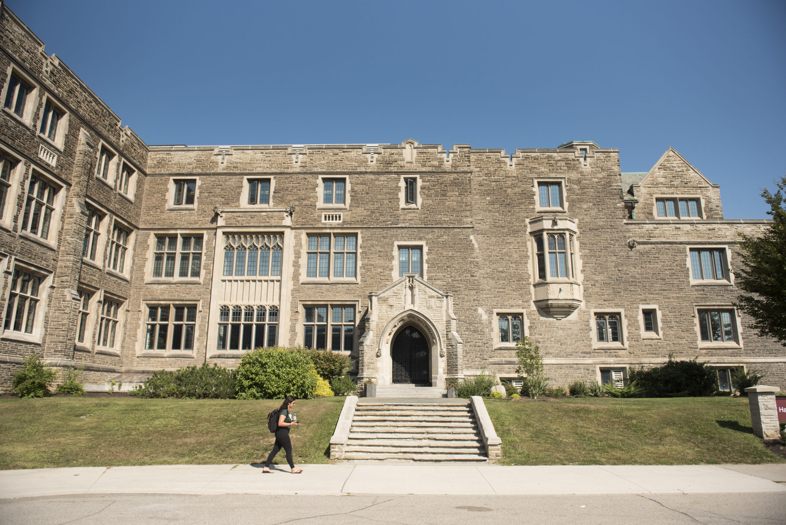 Students walk on McMaster University in Hamilton, Ontario on Thursday, September 22, 2017. (Photograph by Hannah Yoon)